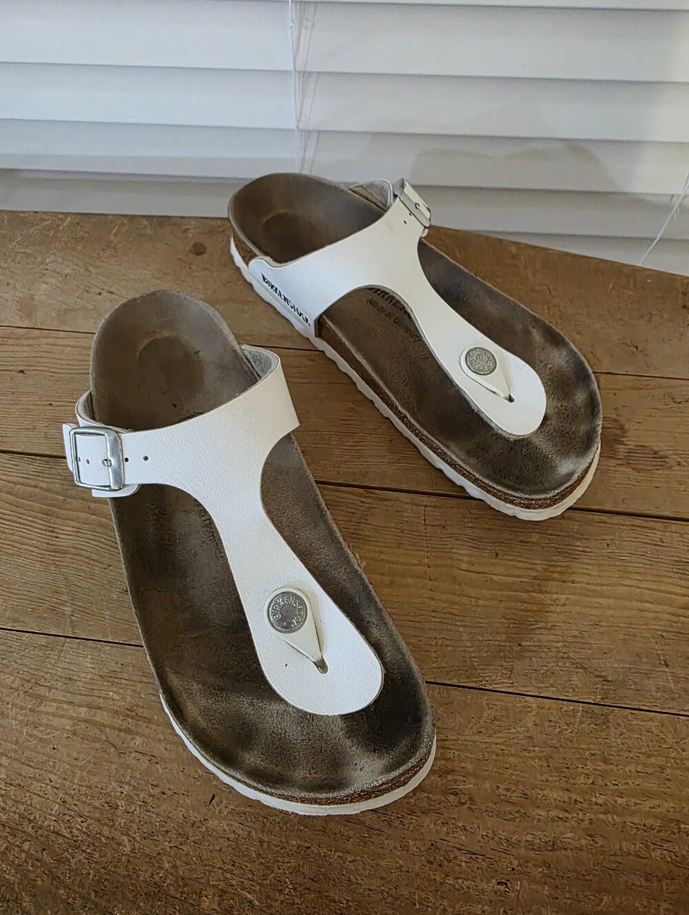 Birkenstoxk White Leather Thong Sandals with Buckle - Casual Comfort
